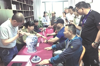 省文物專家免費(fèi)為市民鑒寶，藝術(shù)珍品點(diǎn)亮尋常百姓家